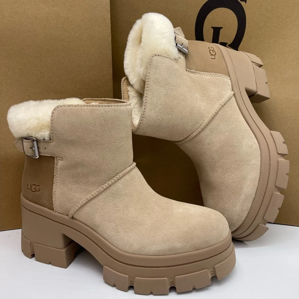 UGG Women's W BROOKLYN BUCKLE PLATFORM HIGH HEELS BOOTS SAND Tan Ankle Boots